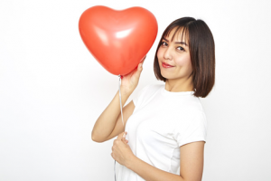 matchmaker-asian-lady-holding-balloon